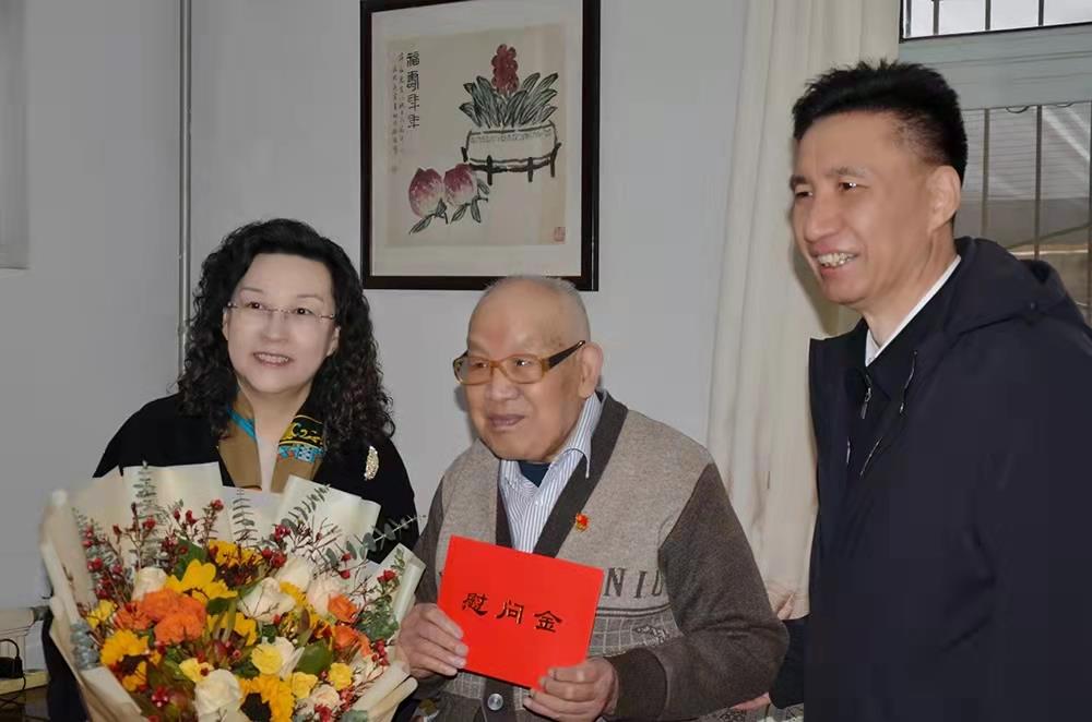 濟(jì)南產(chǎn)發(fā)集團(tuán)黨委副書記、總經(jīng)理黃蓓走訪慰問離休老干部、老黨員